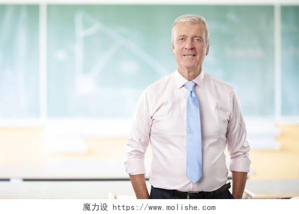 一位资深男教师在数学课后站在黑板前.